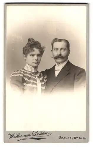 Fotografie Walter van Welden, Braunschweig, Bohlweg 40a, Mann mit gewaltigem Schnauzbart neben hübscher junger Frau