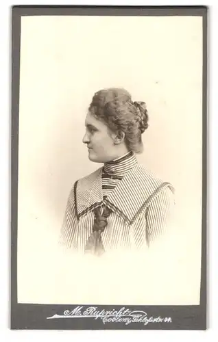 Fotografie M. Rupricht, Coblenz, Schlossstr. 44, Junge Frau mit Hochsteckfrisur im Seitenprofil