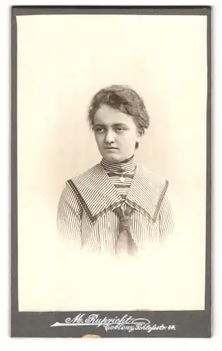 Fotografie M. Rupricht, Coblenz, Schlossstr. 44, Junge Dame im Streifenkleid mit lockigem zurückgebundenem Haar