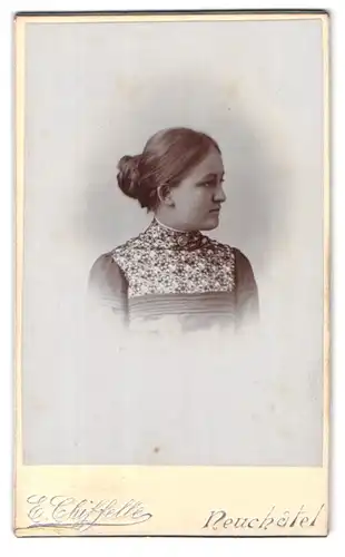 Fotografie E. Hiffelle, Neuchâtel, Junge Frau in traditionellem Kleid mit zurückgebundenem Haar im Seitenprofil