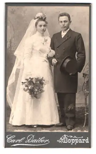 Fotografie Carl Daiber, Boppard, Junges Brautpaar in Trauungsbekleidung mit grossem Blumenstrauss