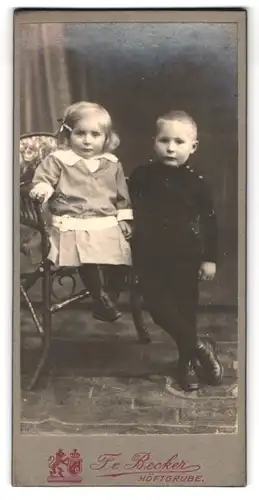 Fotografie Fr. Becker, Höftgrube, Kleine niedliche Geschwisterkinder in feiner Bekleidung