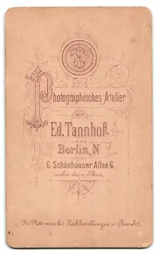 Fotografie Ed. Tannhof, Berlin, Schönhauser Allee 6, Altes Ehepaar in festlicher Bekleidung