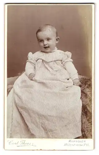 Fotografie Carl Thies, Hannover, Höltystrasse 13, Süsses Baby in langem Kleid auf einem Fell sitzend
