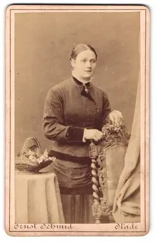 Fotografie Ernst Schmid, Stade, Junge schielende Frau mit strenger Scheitelfrisur in Trachtenkleid