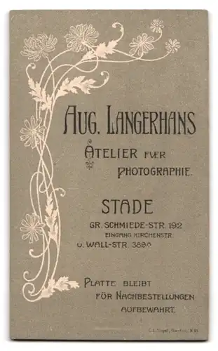 Fotografie Aug. Langerhans, Stade, Gr. Schmiede-Str. 192, Mann mit Scheitelfrisur und Schnauzbart in feinem Mantel