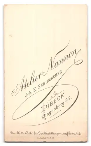 Fotografie Atelier Nannon, Lübeck, Klingenberg 8-9, Älteres Paar in feiner Bekleidung steht Arm in Arm nebeneinander