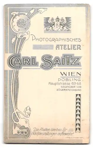 Fotografie Carl Saitz, Döbling, Hauptstrasse 63-65, Schönes Mädchen mit Schleife im Haar neben ihrem niedlichen Bruder