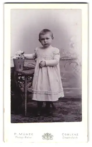 Fotografie P. Münze, Coblenz, Eltzerhofstr. 4, Kleines junges Mädchen mit kurzen Haaren mit ihrem Blumeneimer