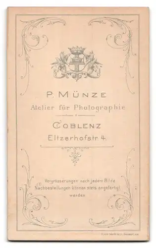 Fotografie P. Münze, Coblenz, Eltzerhofstr. 4, Kleines junges Mädchen mit kurzen Haaren mit ihrem Blumeneimer