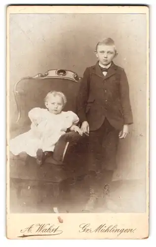 Fotografie A. Wabst, Gr. Mühlingen, Süsser Junge mit Anzug und Fliege neben seinem niedlichen Geschwisterkind