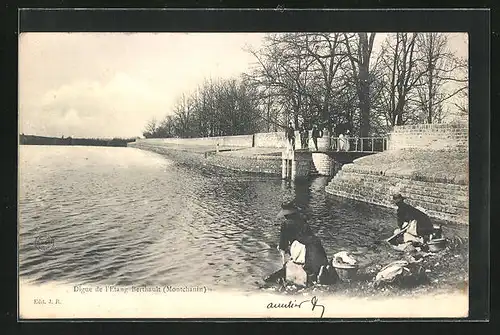 AK Montchanin, Digue de l`Etang Berthault, Waschfrau