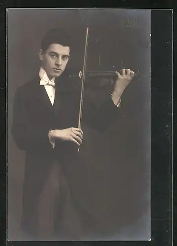 AK junger Mann auf der Violine spielend