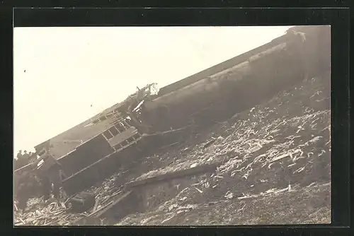 Foto-AK Zerstörter Waggon nach Eisenbahnkatastrophe