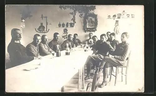 Foto-AK Soldaten trinken und spielen Karten