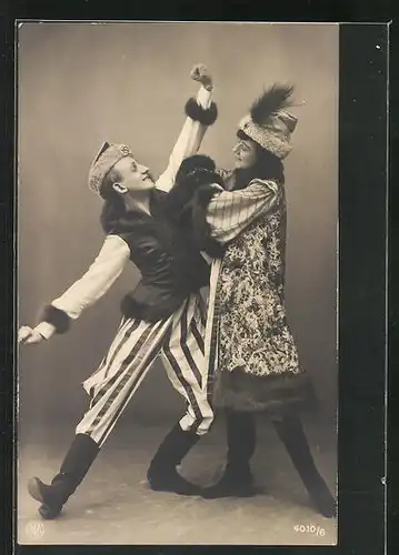 AK Herr in gestreifter Hose und Dame in gemustertem Mantel tanzen Volkstanz