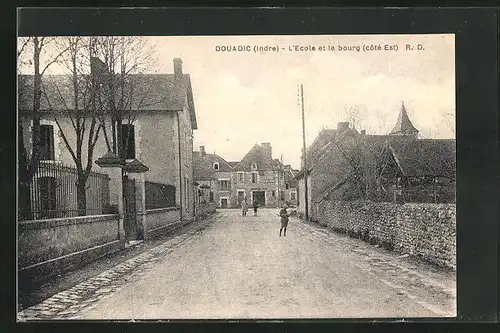 AK Douadic, L`Ecole et le bourg