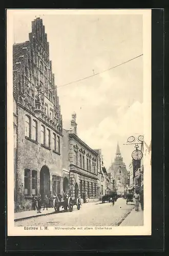 AK Güstrow i. M., Mühlenstrasse mit altem Giebelhaus