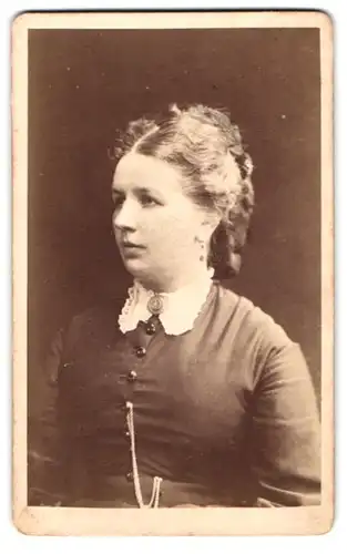 Fotografie Chr. Körtling, Hannover, Georgstr. 25, Portrait junge Frau Thekla Harry im Kleid mit Rüschenkragen, Brosche