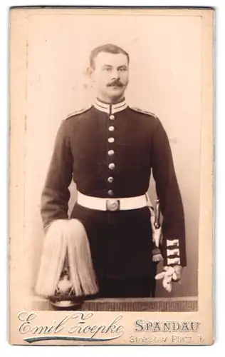 Fotografie Emil Zoepke, Spandau, Stresow Platz 16, Portrait Soldat in Garde Uniform mit Pickelhauben und Bajonett
