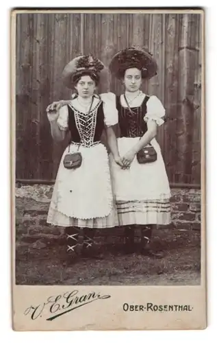 Fotografie V. E. Gran, Ober-Rosenthal, Portrait zwei junge Frauen zum Fasching in bayrischer Tracht