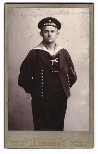 Fotografie Corona, Zwickau i. S., Wilhelmstr. 7, Portrait Marinesoldat in Uniform mit Mützenband S.M.S. Niobe