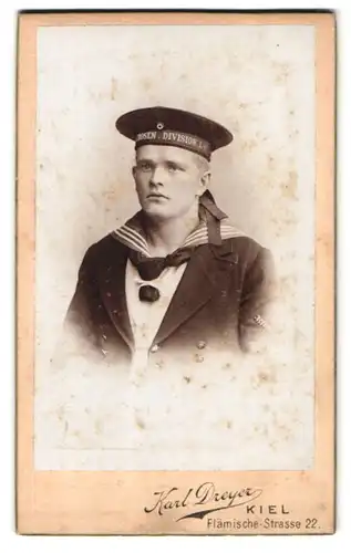 Fotografie Karl Dreyer, Kiel, Flämische-Str. 22, Portrait Marine Soldat in Uniform, Mützenband  Matrosen-Divison I.1. 