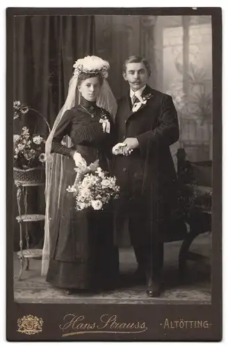 Fotografie Hans Strauss, Altötting, Schlotthammerstr. 1, Ansicht Altötting, Blick auf eine Kirche mit Heiligen Figur