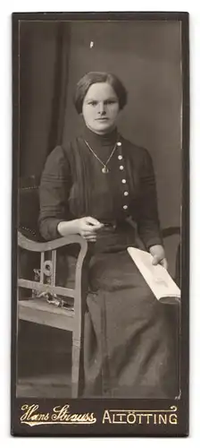 Fotografie Hans Strauss, Altötting, Schlotthammerstr. 1, Ansicht Altötting, Heiligenfigur über dem Kloster