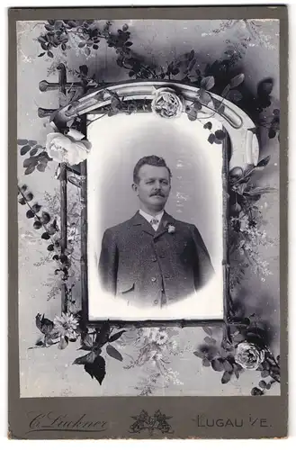 Fotografie C. Luckner, Lugau i.E., Portrait Mann im Anzug mit Ansteckblume