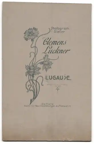 Fotografie C. Luckner, Lugau i.E., Portrait Mann im Anzug mit Ansteckblume