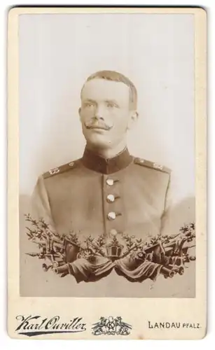 Fotografie Karl Ouviller, Landau / Pfalz, Langstrasse 7, Portrait Soldat in Uniform Rgt. 23 mit Schnauzbart
