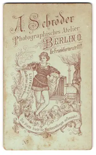 Fotografie A. Schröder, Berlin, Gr. Frankfurterstr. 117, junger Mann lehnt an einer Plattenkamera