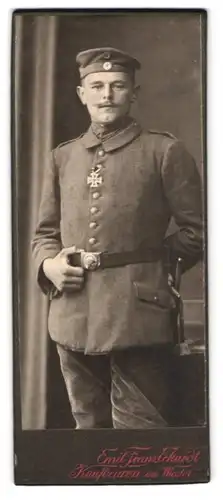 Fotografie Emil Franz Eckerdt, Kaufbeuren, am Wiestor, Portrait Soldat in Feldgrau Uniform mit Eisernem Kreuz, Krätzchen