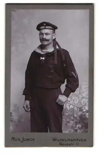 Fotografie Aug. Junck, Wilhelmshaven, Neuestr. 12, Portrait Marien Soldat in Uniform mit Mützenband Werft Division II