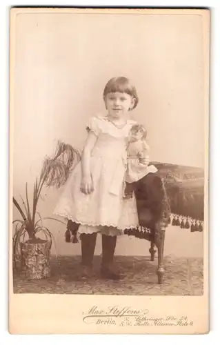 Fotografie Max Steffens, Berlin, Lothringerstr. 54, Portrait niedliches Mädchen im Sommerkleid mit Puppe in der Hand