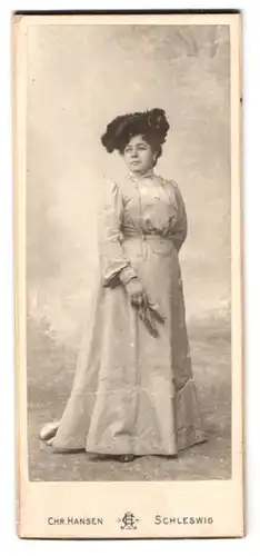 Fotografie Chr. Hansen, Schleswig, Portrait junge Frau in elegantem Kleid mit Federhut und Handschuhen