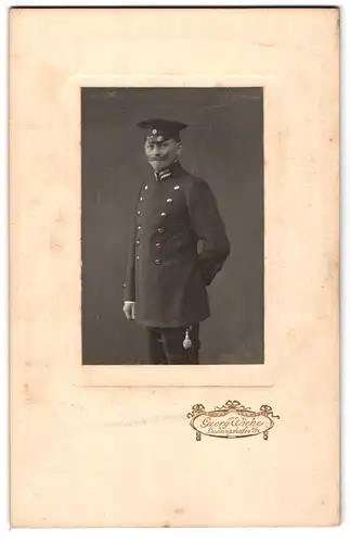 Fotografie Georg Wiehe, Ludwigshafen a. Rh., Portrait Beamter in Uniform mit Mütze und Kaiser Wilhelm Bart