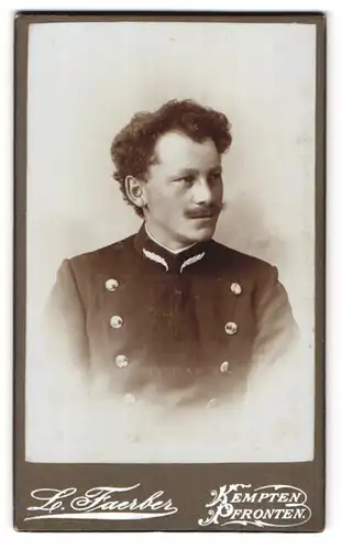 Fotografie L. Faerber, Kempten, Portrait Beamter in Uniform mit krausen Haaren und Schnauzbart