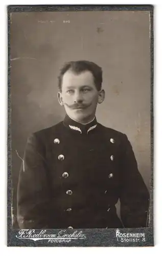 Fotografie F. Riedl, Rosenheim, Stolistr. 8, Portrait Beamter in Uniform mit Kragenspiegel und Kaiser Wilhelm Bart