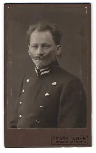 Fotografie Georg Wiehe, Ludwigshafen a. Rh., Bismarckstr. 41, Portrait Beamter in Uniform mit Kaiser Wilhelm Bart