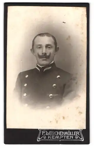 Fotografie F. Lerchenmüller, Kempten, Portrait Beamter in Dienstuniform mit Kaiser Wilhelm Bart