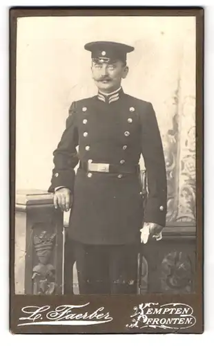 Fotografie L. Faerber, Kempten, Portrait Beamter in Uniform mit Bajonett und Mütze