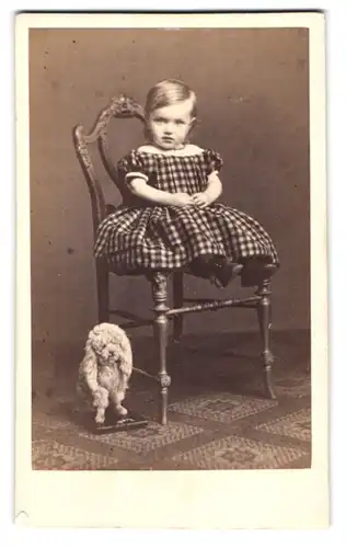 Fotografie A. Kindermann, Hamburg, Theaterstr. 7, Portrait Kleinkind im Karo Kleid mit Stoffhund