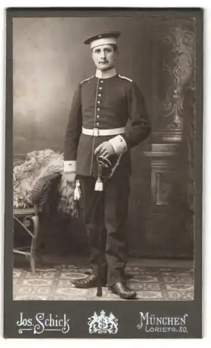 Fotografie Jos. Schick, München, Loristr. 30, Portrait bayrischer Soldat in Uniform Rgt. 1 mit Krätzchen und Säbel