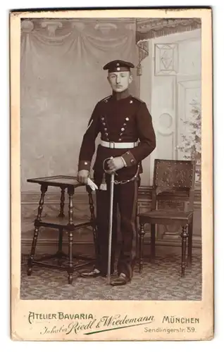 Fotografie Atelier Bavaria, München, Sendlingerstr. 59, Portrait junger Soldat in Uniform mit Säbel und Krätzchen
