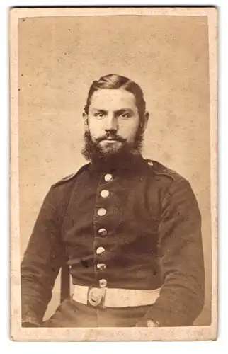 Fotografie H. Leonhard, St. Johann, Bahnhofstrasse, Portrait Soldat in Uniform mit Vollbart