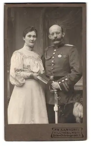 Fotografie Fr. Sartorti, Lüneburg, Untere Schrangenstr. 5, Portrait Ufz. in Uniform mit Säbel, Schützenschnur, Portepee