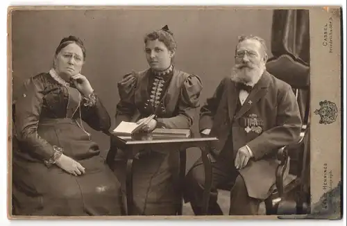 Fotografie Ernst Hennings, Cassel, Friedrichs-Str. 9, Portrait Veteran G. Burckhard mit Orden nebst Frau