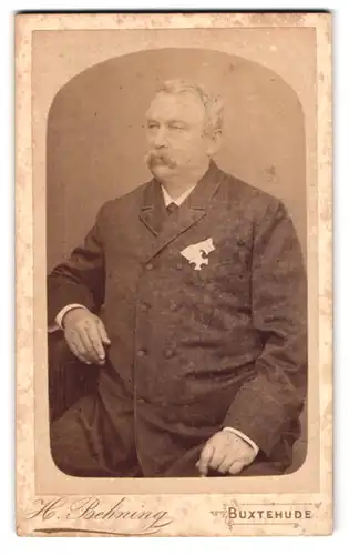 Fotografie H. Behning, Buxtehude, neben dem Technikum, Portrait dicker Veteran mit Orden im Anzug